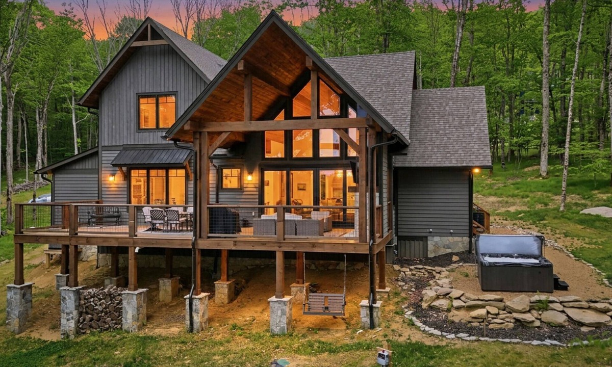 Banner Elk Cabin | LUXE Cabin, 8 min to Skiing, w Hot Tub, Fire Pit!