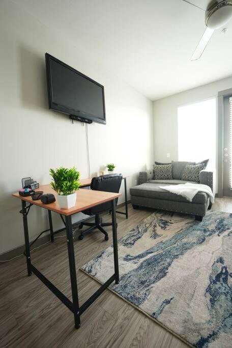 Washington Ave./ Memorial Park Apartment | Luxe Condo Downtown, Rooftop Balcony, Fast Wifi