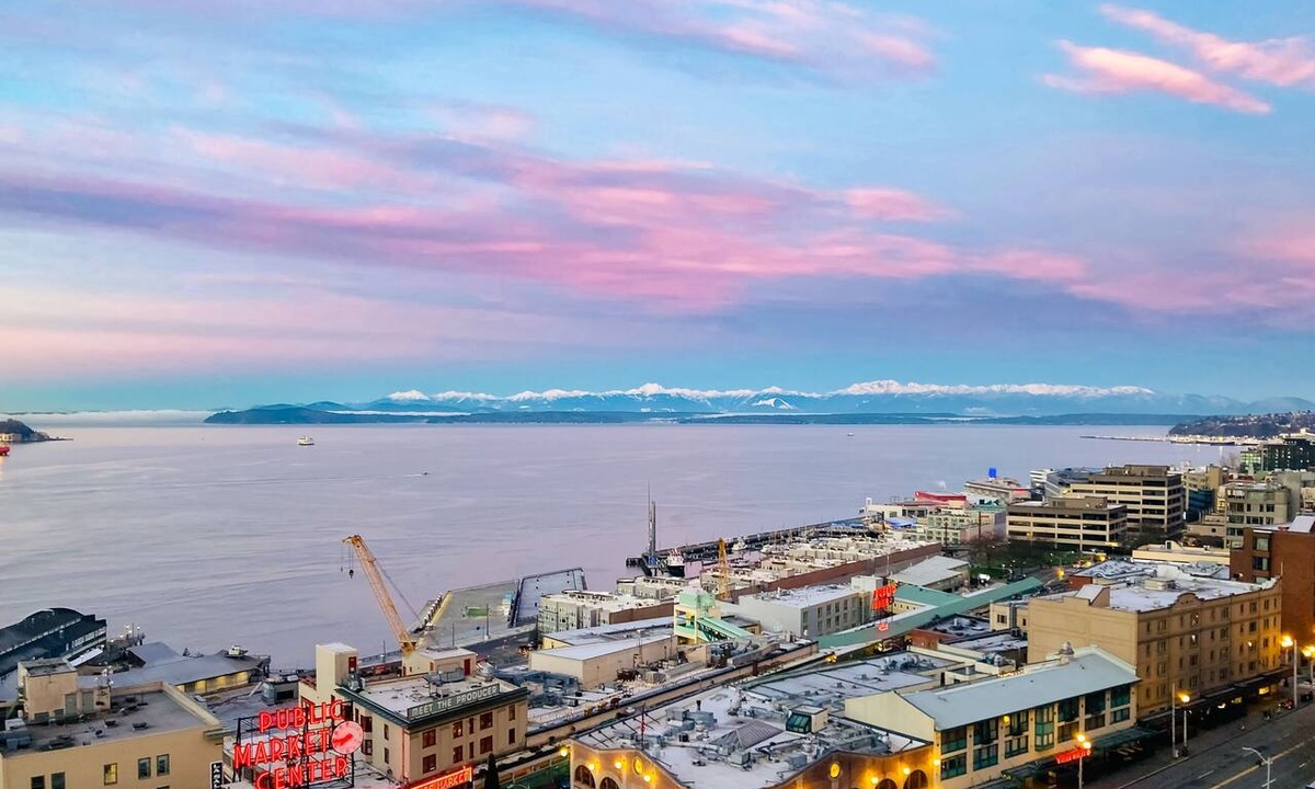 Downtown Seattle Condo | Luxe condo overlooking Elliott Bay & Olympic Mountains with pool, hot tub, gym