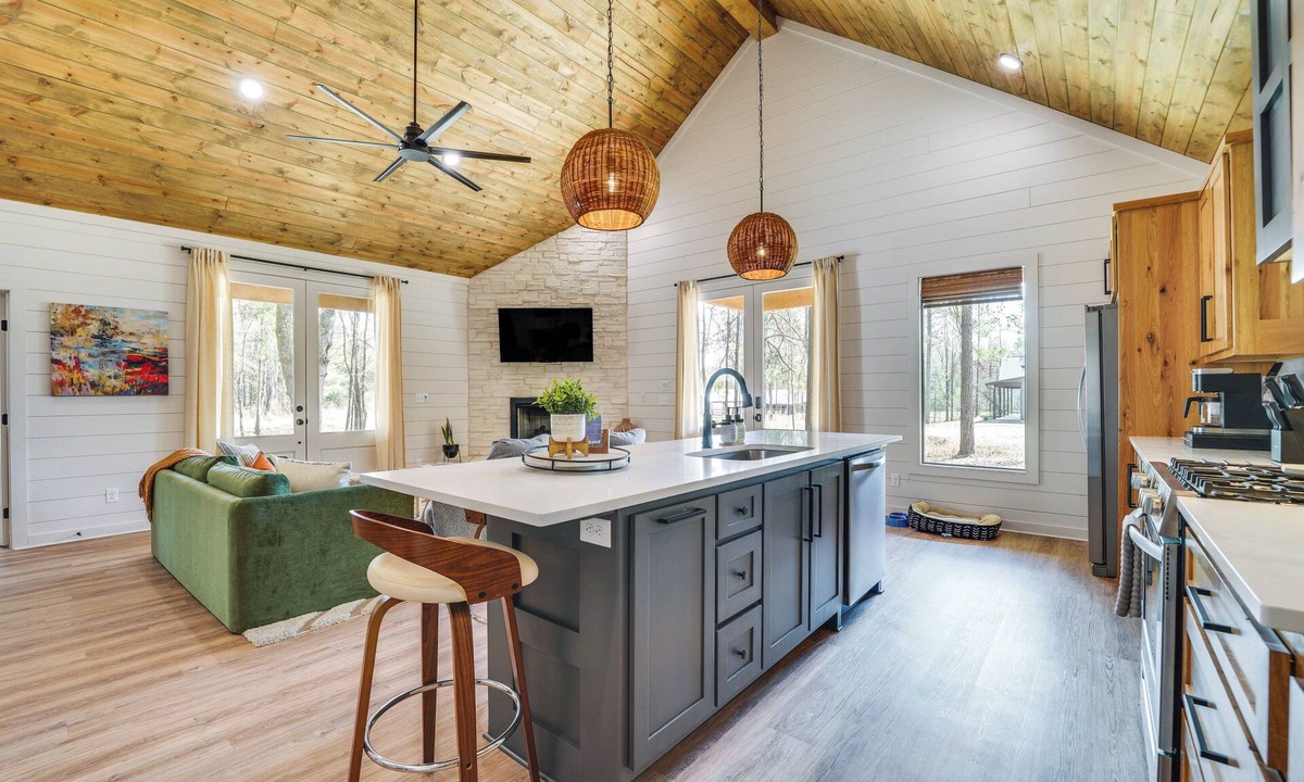 Broken Bow Cottage | Luxe Forest Hideaway Broken Bow w/Hot Tub Retreat