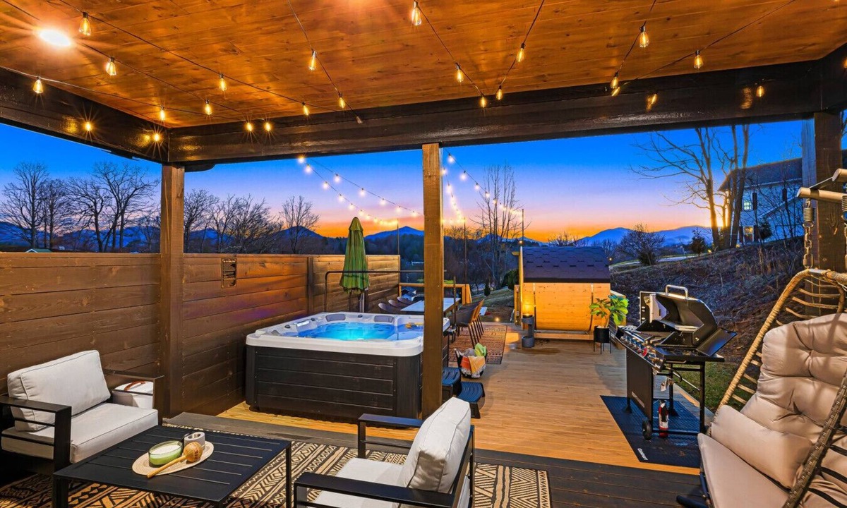 Leicester House | Luxe Getaway: Sauna, Hot Tub, Fire Pit – Sleeps 12 | 15 minutes to Asheville