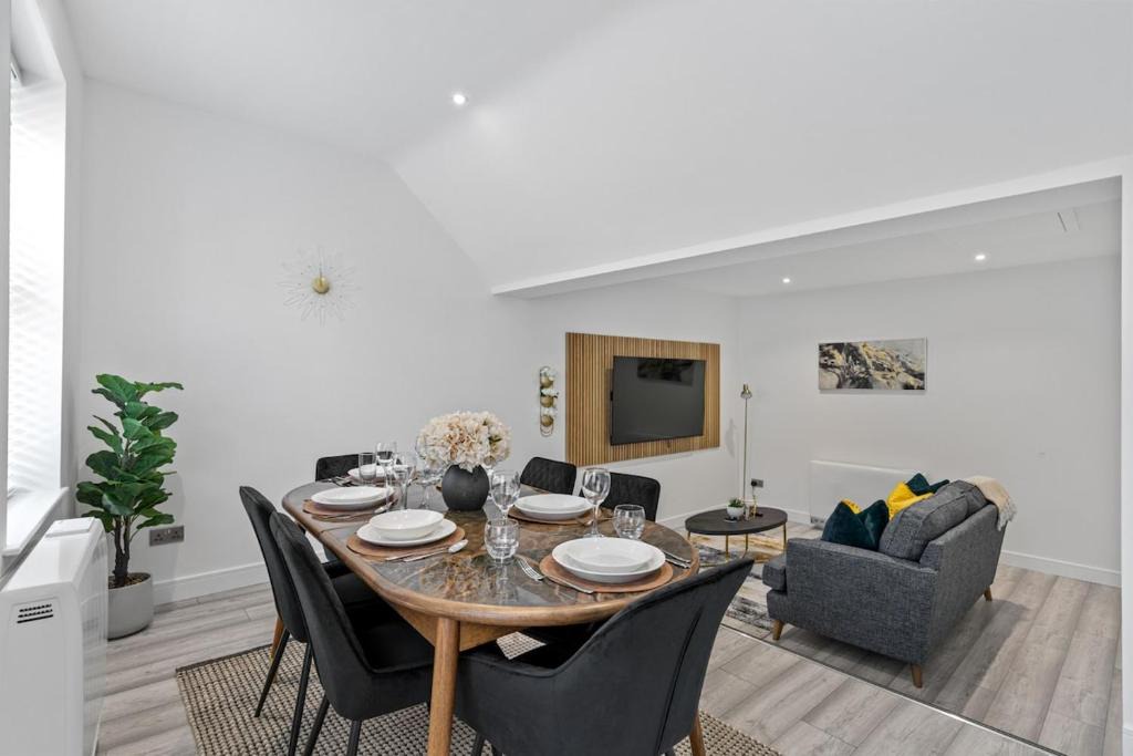 Swindon Apartment | Luxe Haven - 2 min from Station - Free Parking - Courtyard