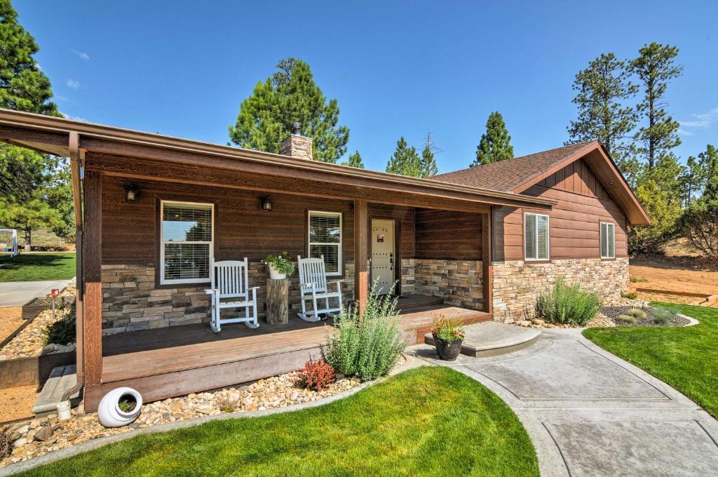Bryce Canyon House | Luxe Home ~ 2 Mi to Bryce Canyon National Park!