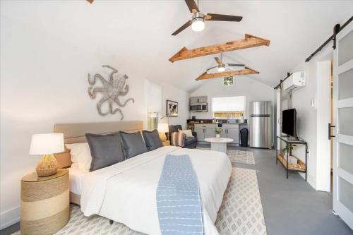 Bradenton House | Luxe King Studio near Anna Maria Island with Private Parking and Beach Gear and WIFI