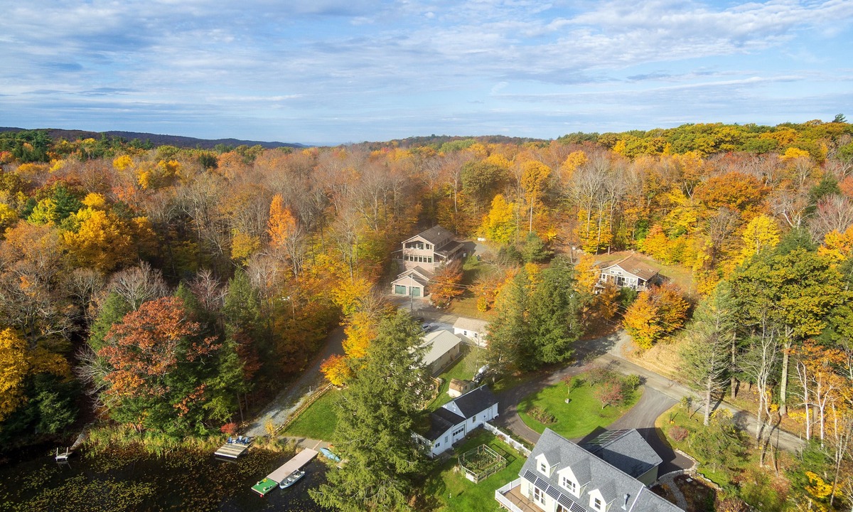 Town of Grafton House | *Luxe Lakefront Paradise* King Beds, Game Room, Direct Lake Access!