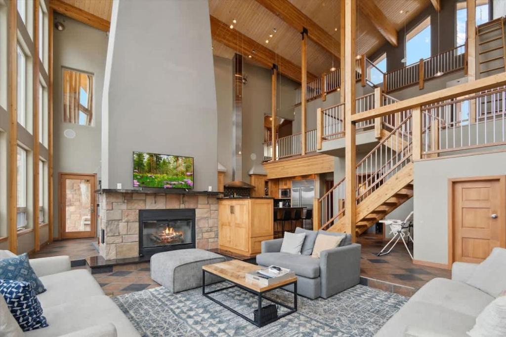 Granby House | Luxe & Leisure in Fairways- An Oasis in the Woods
