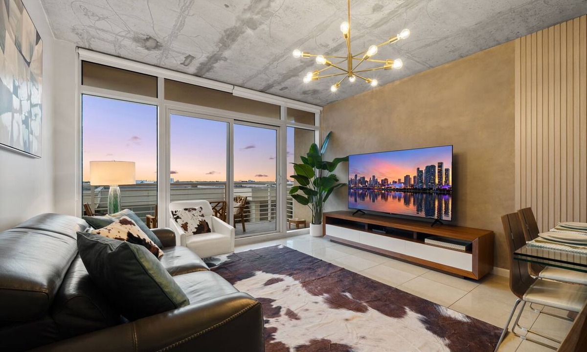 Midtown Condo | Luxe! Midtown GEM with DrinkBar Garage Pool BBQ Gym MiniGolf PingPong Foosball