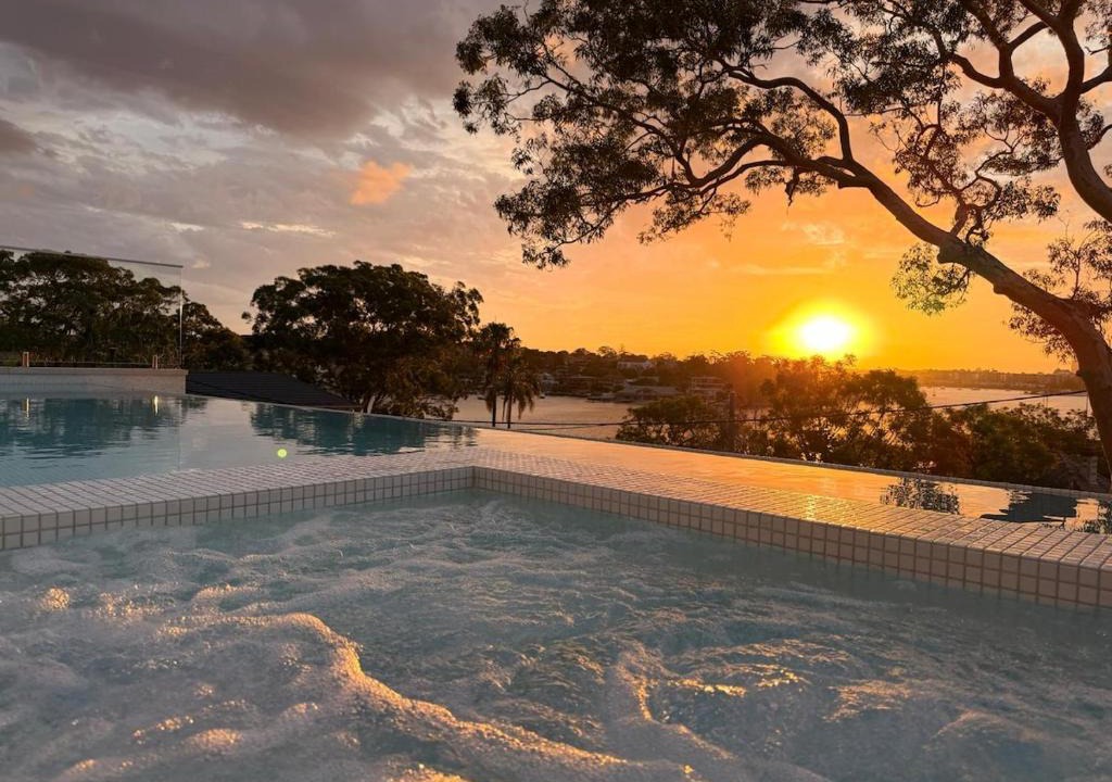 Henley Apartment | Luxe One Bedroom Infinity Pool & Harbour Views