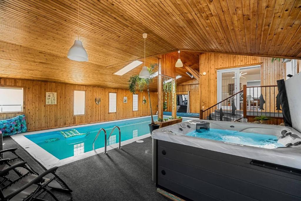 Canyon Meadows Apartment | Luxe Paradise - Indoor Pool - Hotub - Sauna - Gym - Games