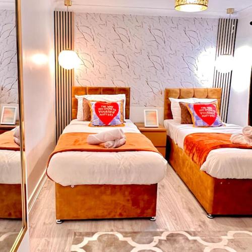 Basildon House | Luxe Smart Home - Basildon Serviced Accommodation - 7 Mins Walk To Basildon Town Centre, Hospital & Train Station