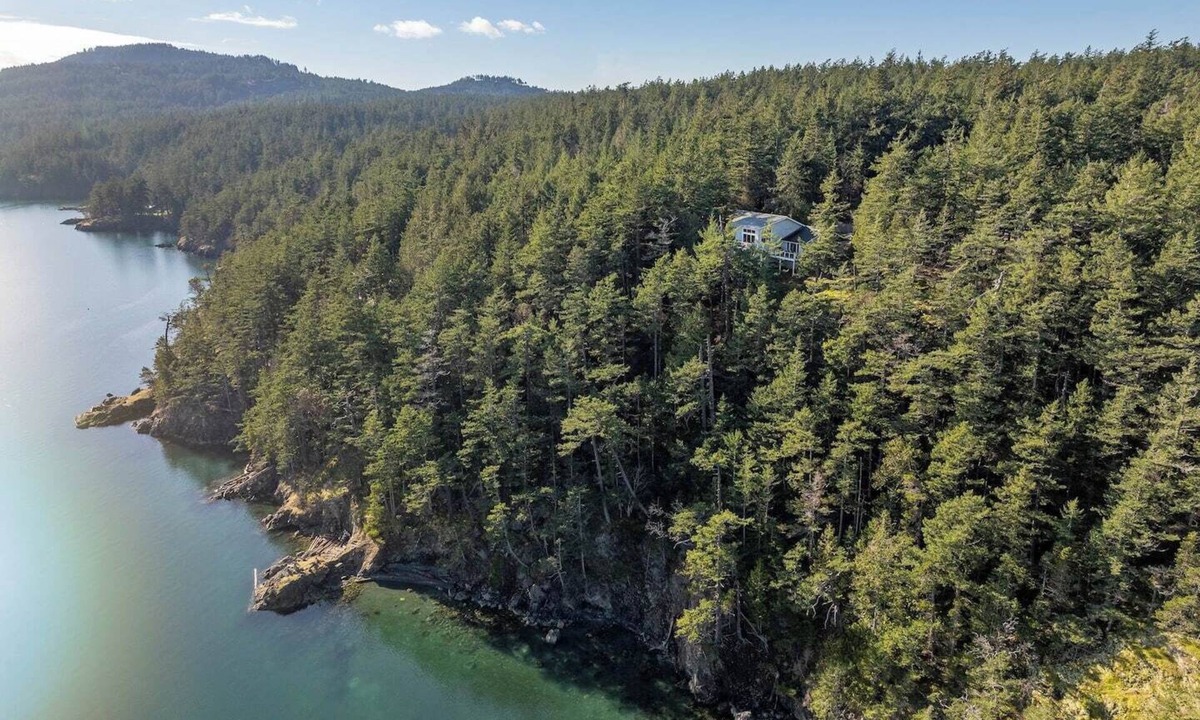 Eastsound House | Luxe Waterfront, Private Beach, Golfing, Hiking, Spacious Living, Close to Town
