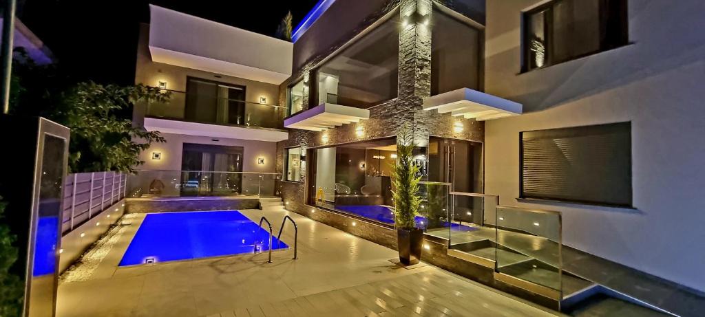 Paralia Ofryniou Apartment | LUXSUITES