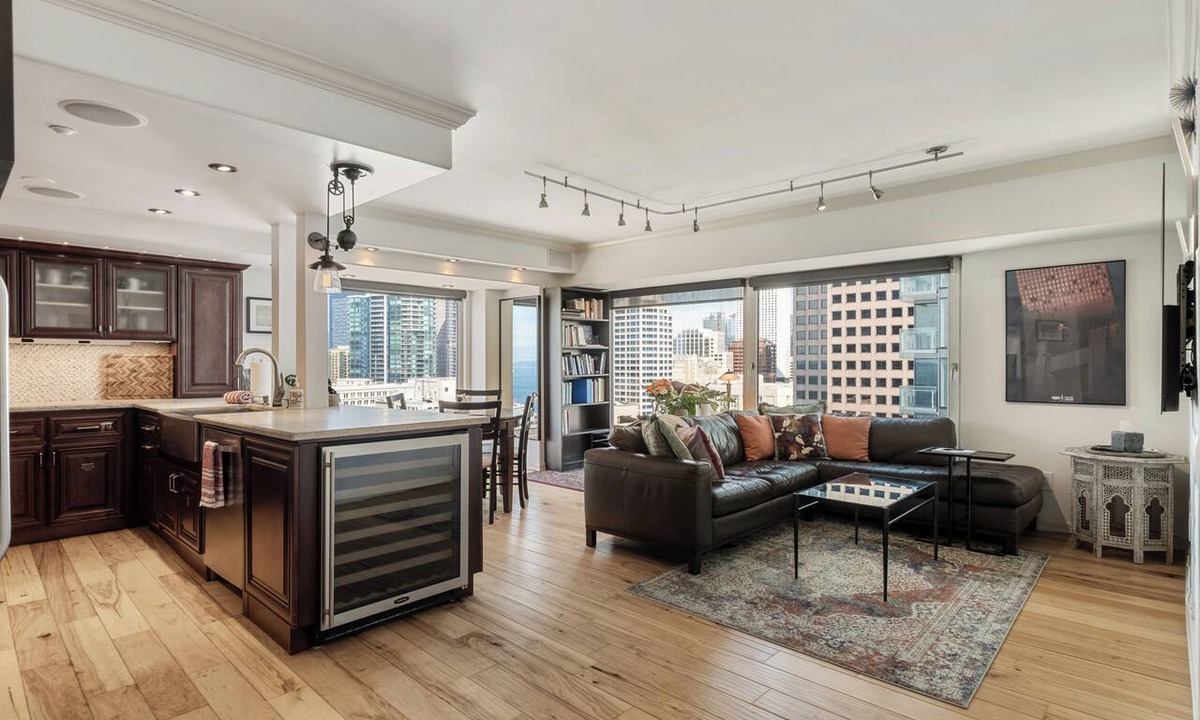Downtown Seattle Condo | Luxurious 2 Bd in Heart of Seattle + Parkg & Pool!