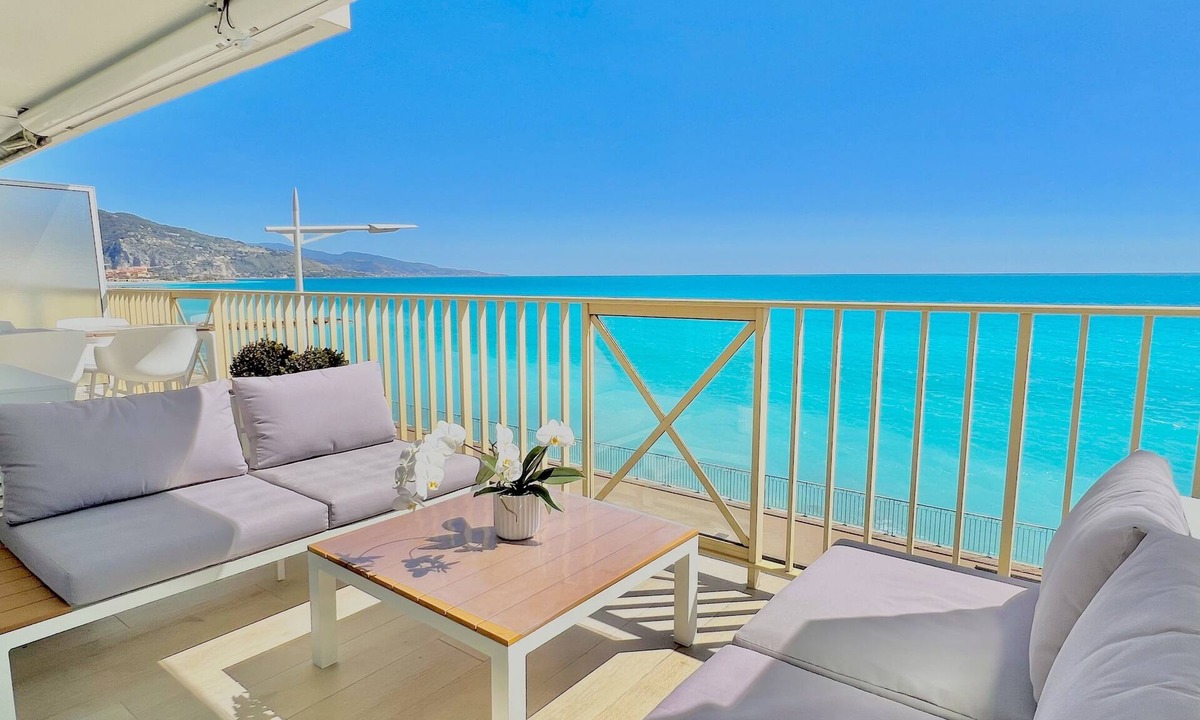 Menton Apartment | LUXURIOUS 2-ROOM DESIGNER APARTMENT ON THE SEAFRONT.