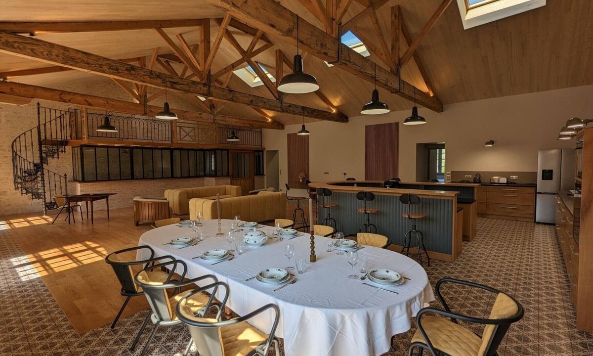 Gondeville Apartment | Luxurious 3-Bed Apartment with Private Bathrooms, Central Location, and Exclusive Truffle Tastings