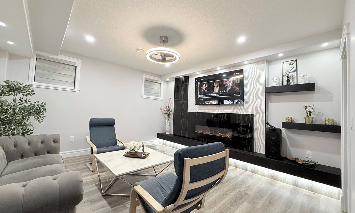 Southwest Edmonton House | Luxurious 3-bed Suite, 10 min to shopping malls & airport, Modern Finishings