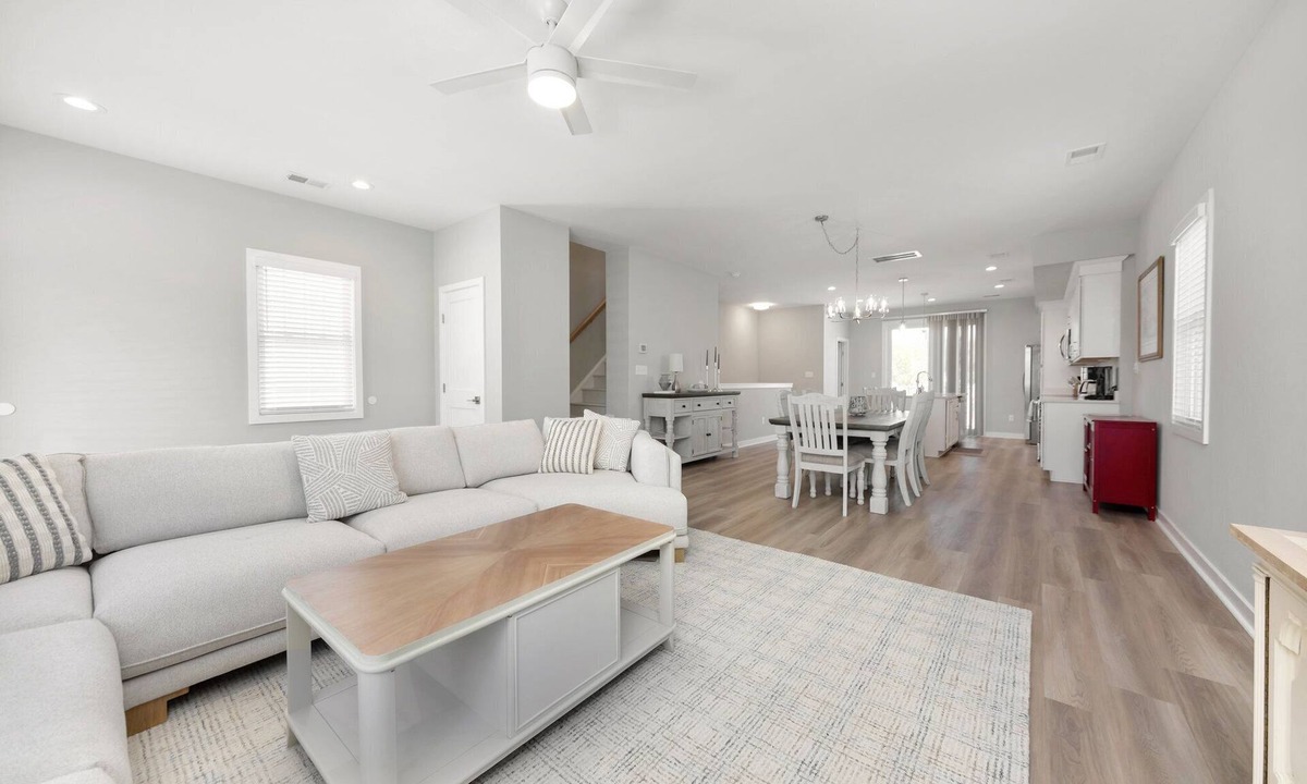 Issue House | Luxurious 3 Bedroom Vacation Getaway with Carport, Pool & Putting Green