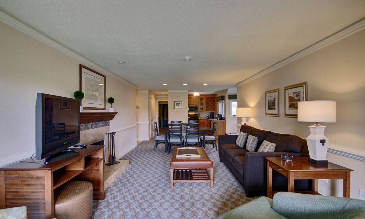 Kingsmill Condo | Luxurious 3 Bedroom Condo Sleeps 8! Brand New Full Size Washer and Dryer.!