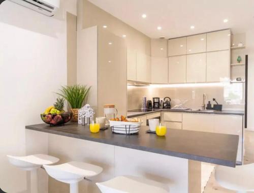 Cannes City Centre Apartment | Luxurious 3Bedroom 2 BATH 110 m Apartment Adjoining Hotel Martinez Beachfront