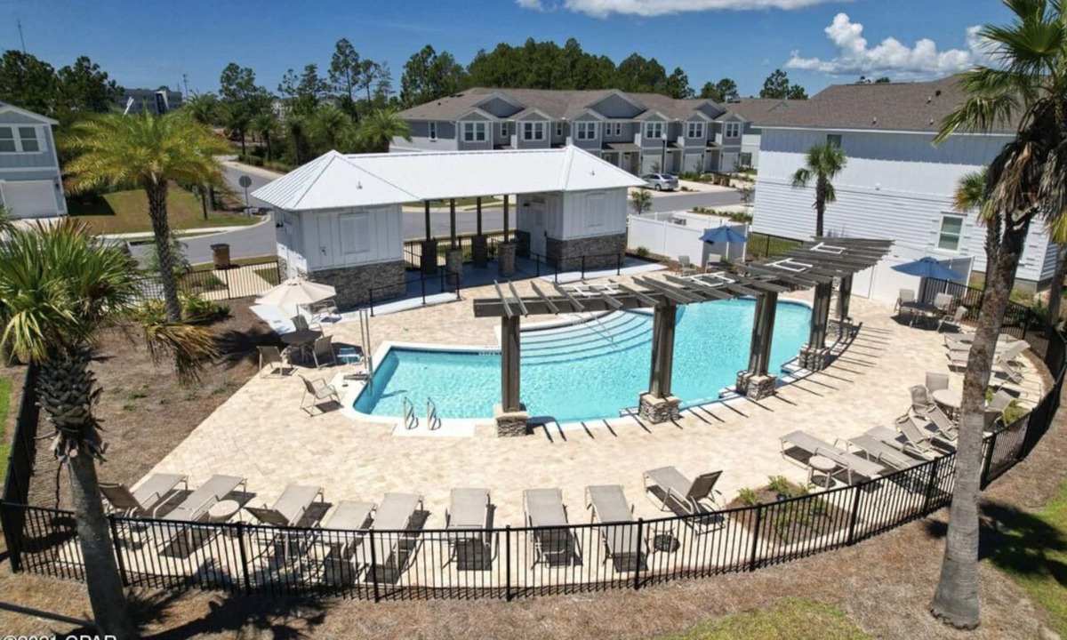 Upper Grand Lagoon House | Luxurious 3br Townhouse w/community pool