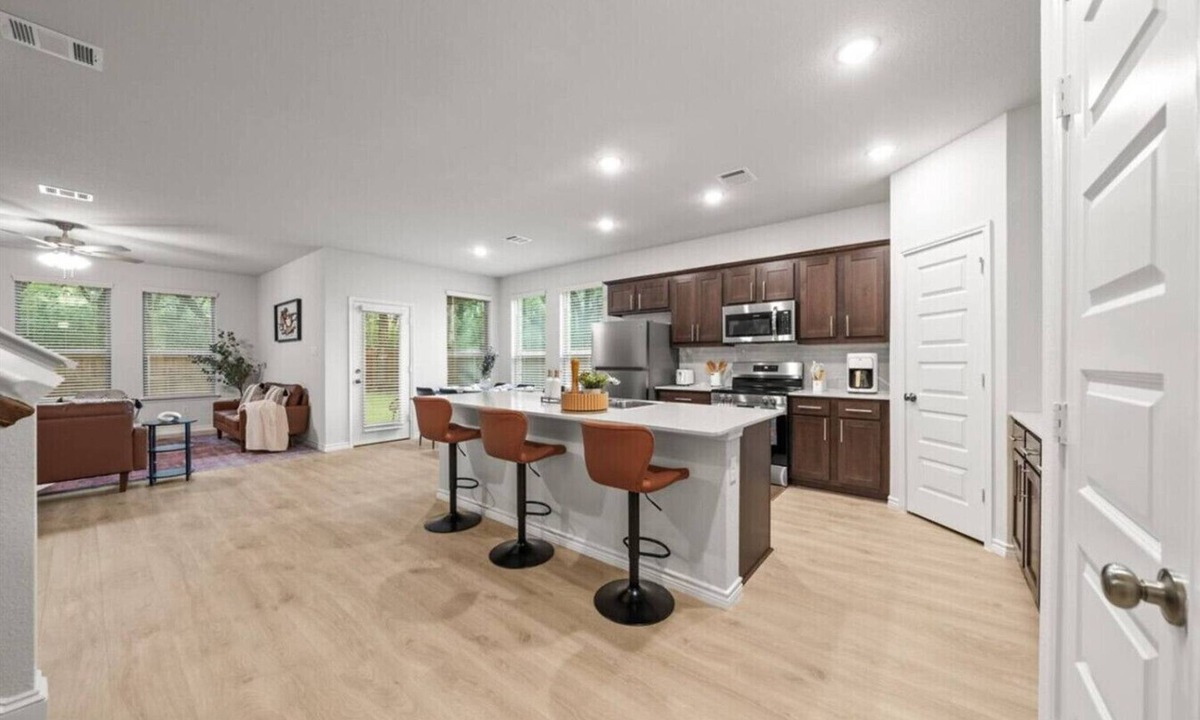 Denton House | Luxurious 4 Bed Duplex Getaway!