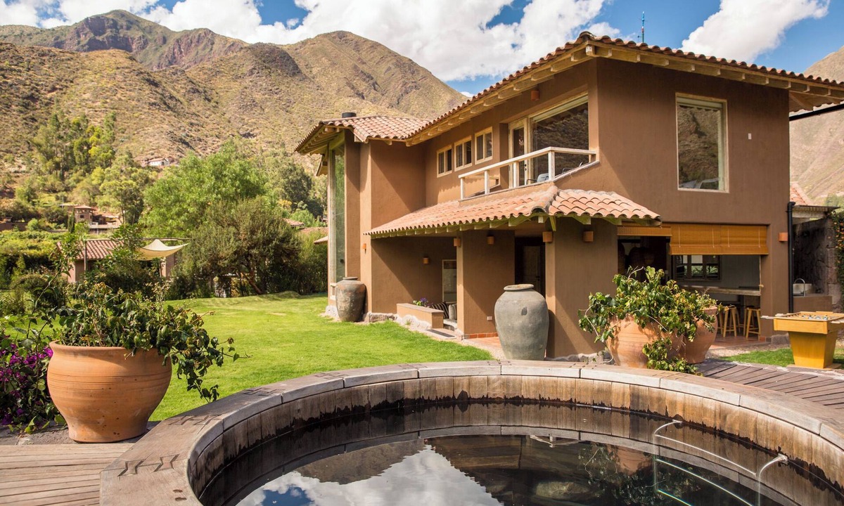 Maras House | Luxurious 4-bedroom house in delightful Urquillos Huayllabamba with WiFi