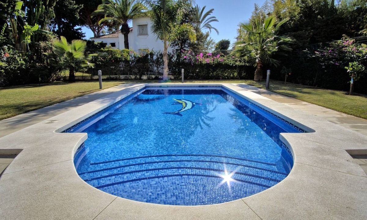 Urbanizacion Hacienda las Chapas Villa | Luxurious 5* beachside villa with private pool