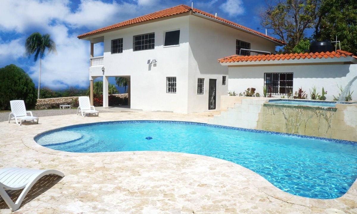 Abreu Villa | Luxurious 5-bedroom villa with WiFi, Pool, Jacuzzi and AC enchanting Cabrera