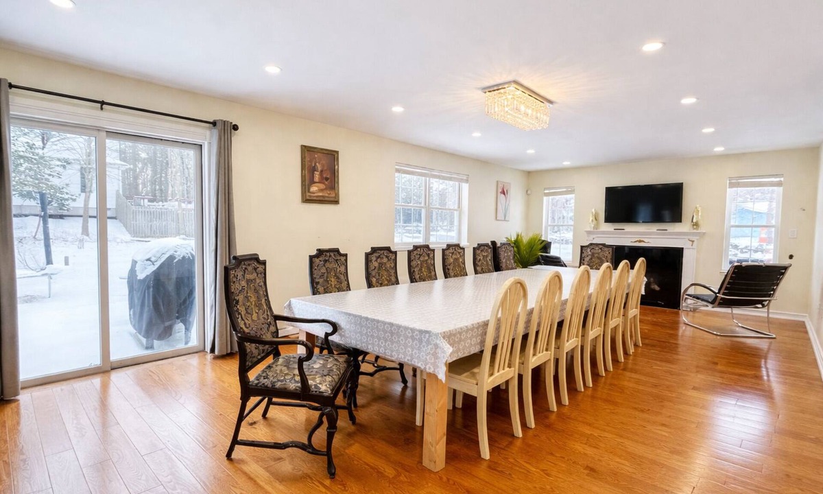 Blakeslee House | Luxurious 5BD/3.5BA, Pool Table, Fireplace, Dining for 14ppl, Lake Access