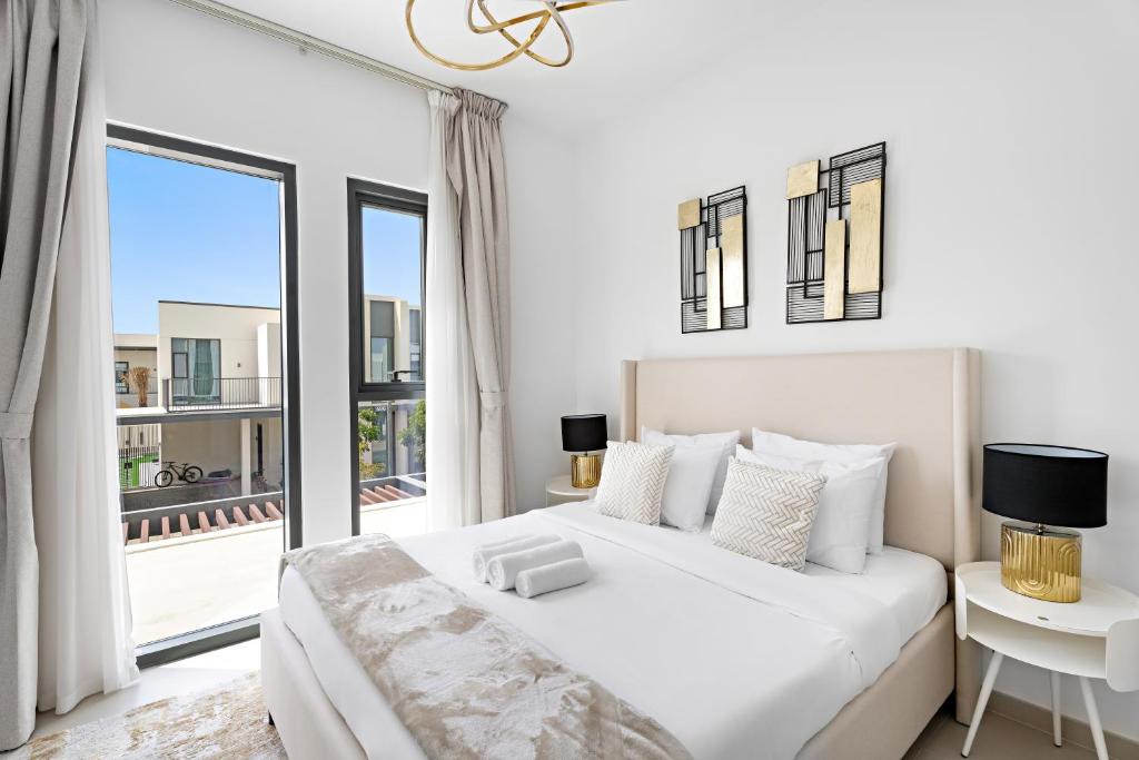 Dubai Apartment | Luxurious 6-Sleeper Villa with Large Outdoor Patio