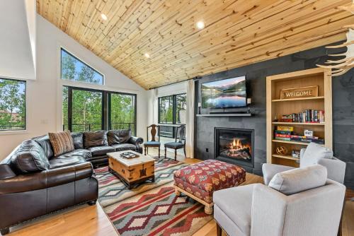 Peak 8 House | Luxurious 6BD Ski-in Ski-out in Heart of Breck!