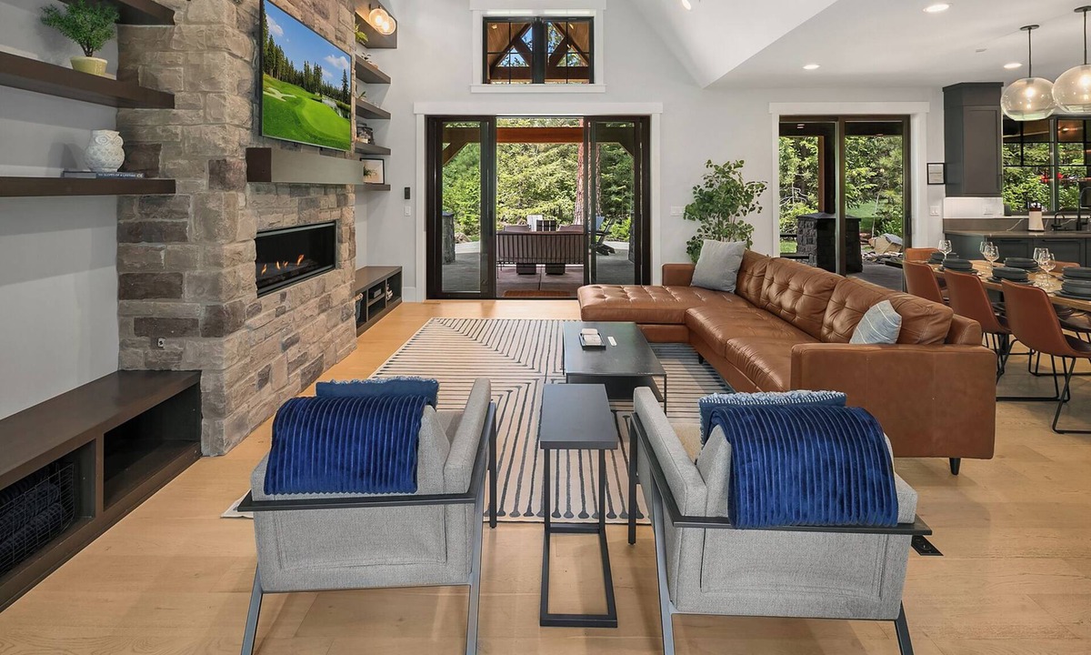 Cle Elum House | Luxurious 6BR Modern Mountain Home! Pet Friendly*Game Room*Hot Tub