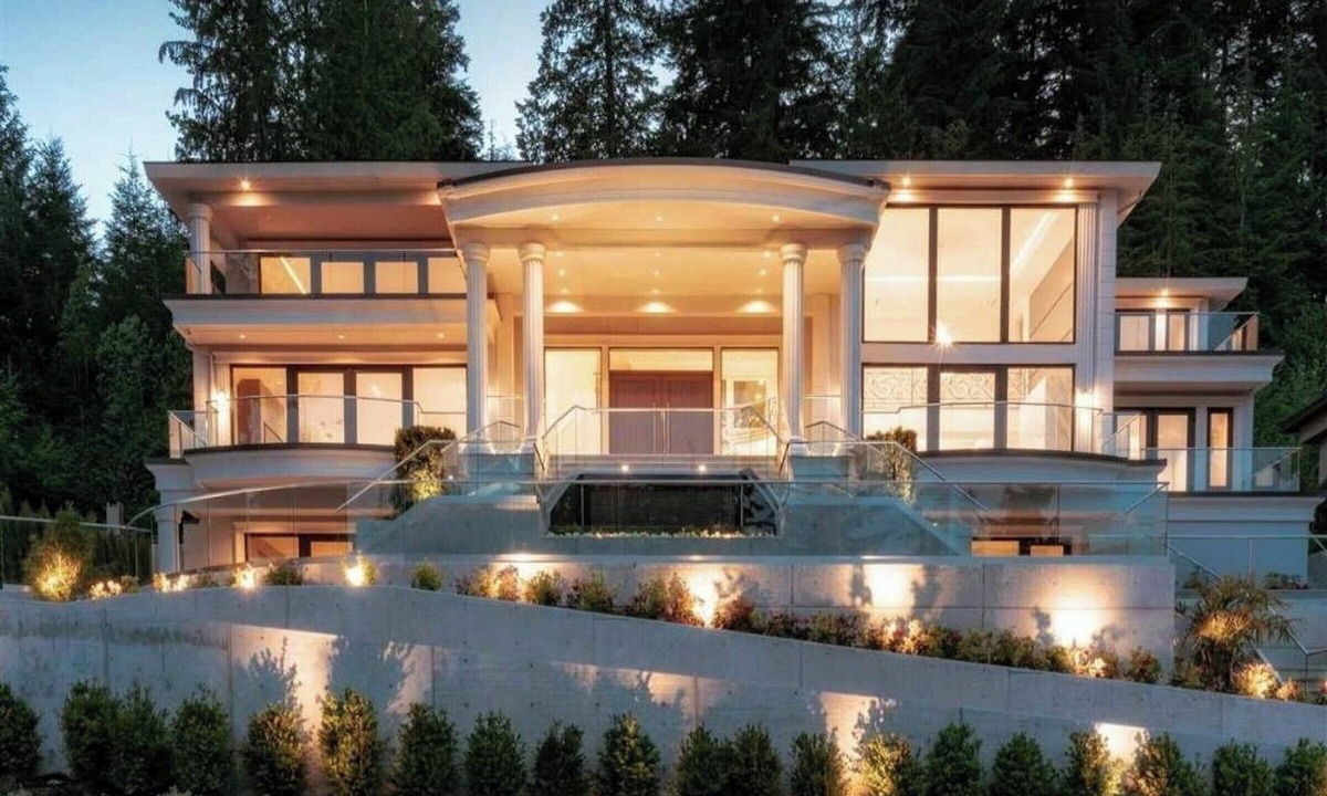 West Vancouver Villa | Luxurious 7-bedroom villa with AC, fitness room in enchanting West Vancouver