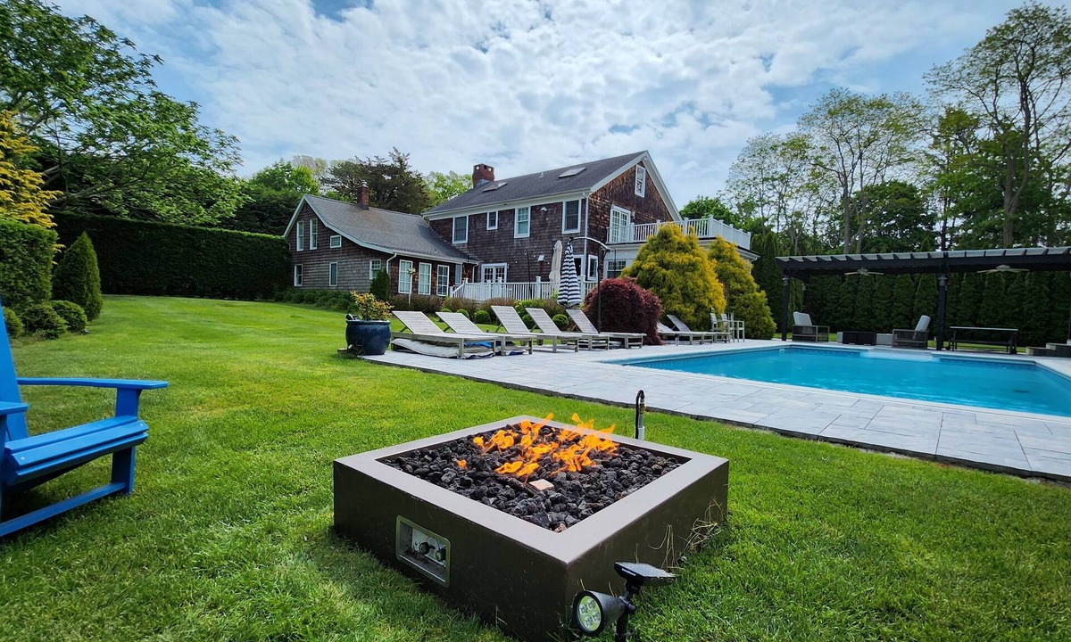 North Sea House | Luxurious 7-bedroom house in Southampton for family summer getaways, Heated Pool