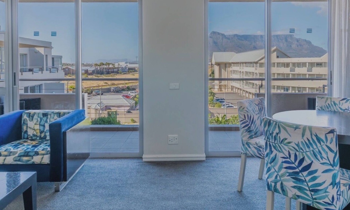 Lagoon Beach Apartment | Luxurious Accessible Apartment with Ocean Views in Kaapstad