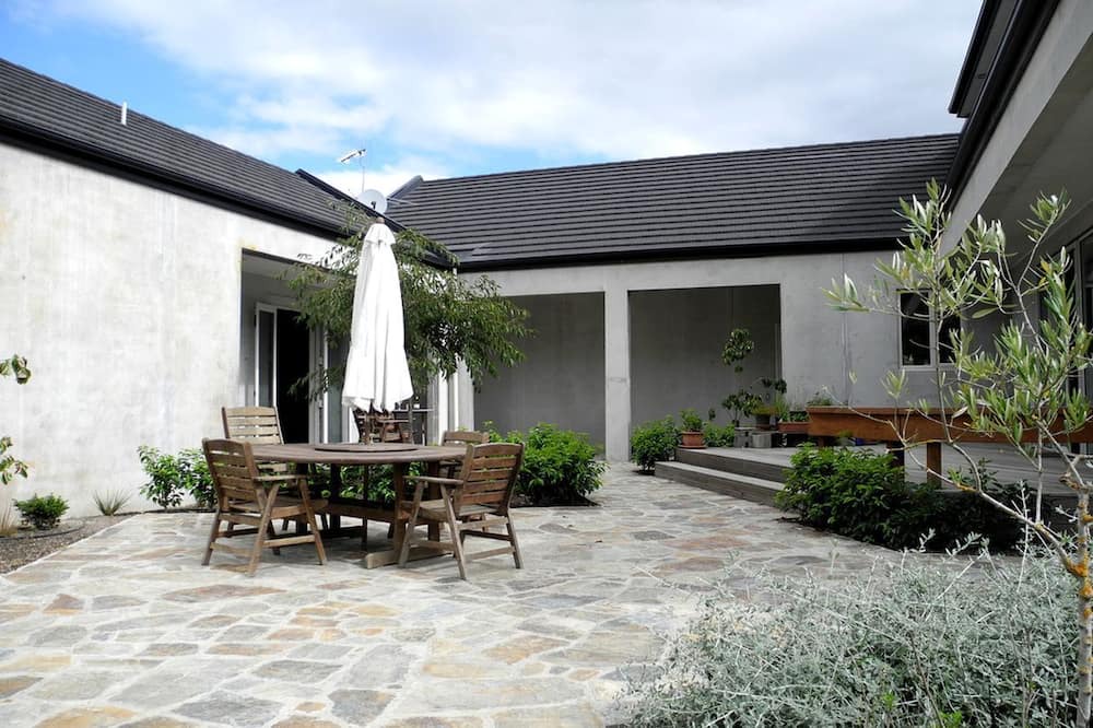 Swannanoa Villa | Luxurious Accommodation with Spacious Grounds in Canterbury, South Island