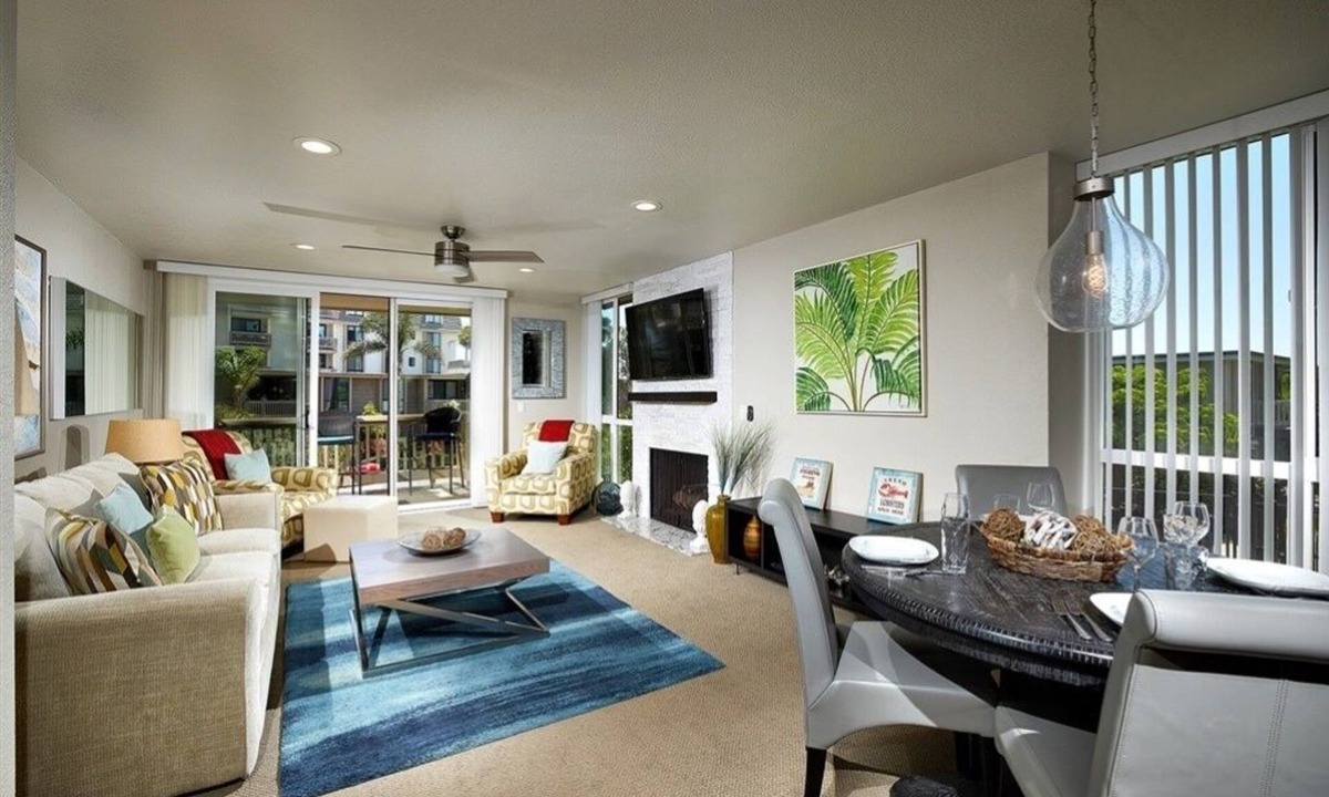 Townsite Condo | Luxurious and Spacious Condo steps from the Beach