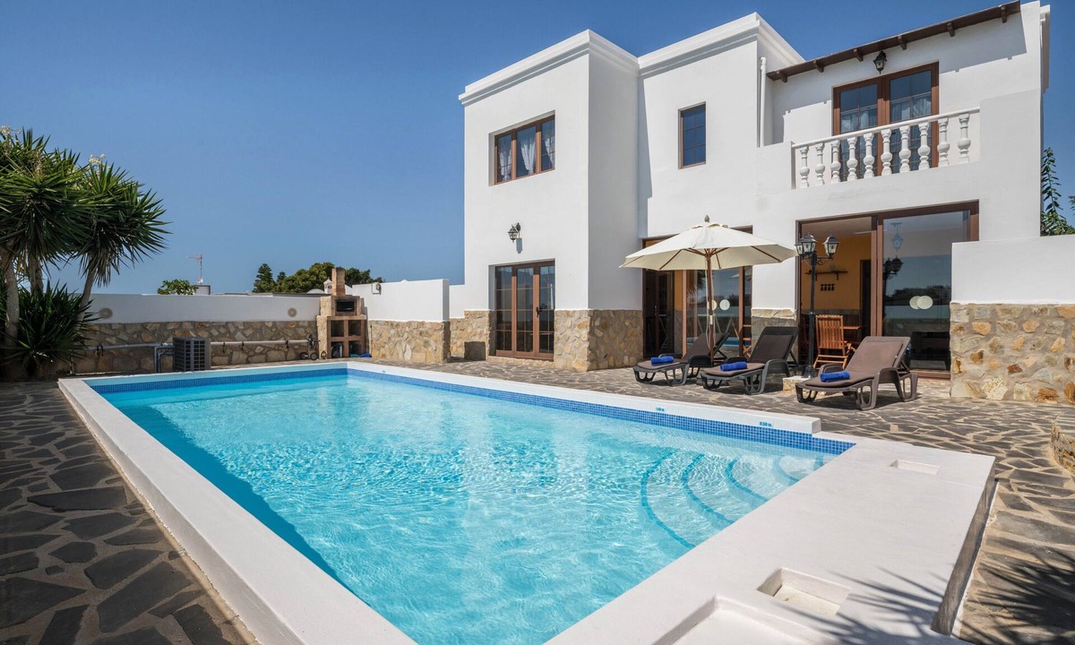 El Cuchillo Villa | Luxurious and Spacious "Villa María" with Terrace, Pool, Sea View and Wi-Fi