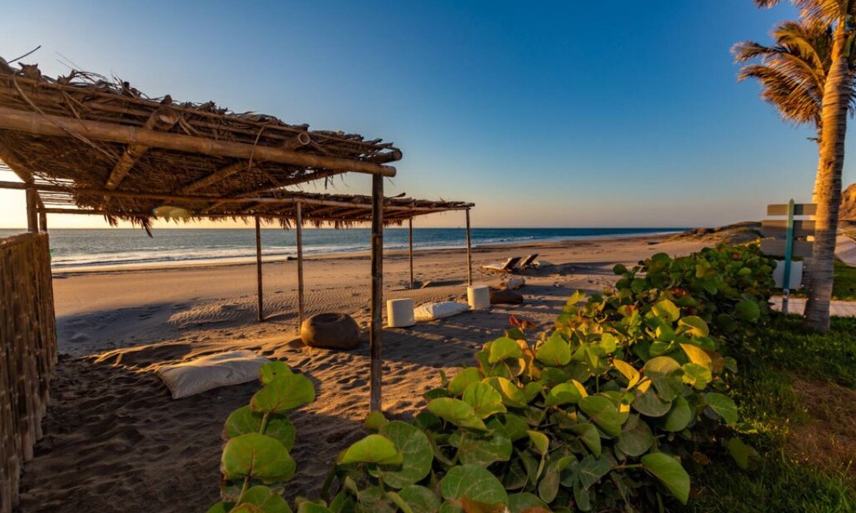 Los Organos House | Luxurious Beachfront 6-bedroom house with WiFi, AC in brilliant Ñuro