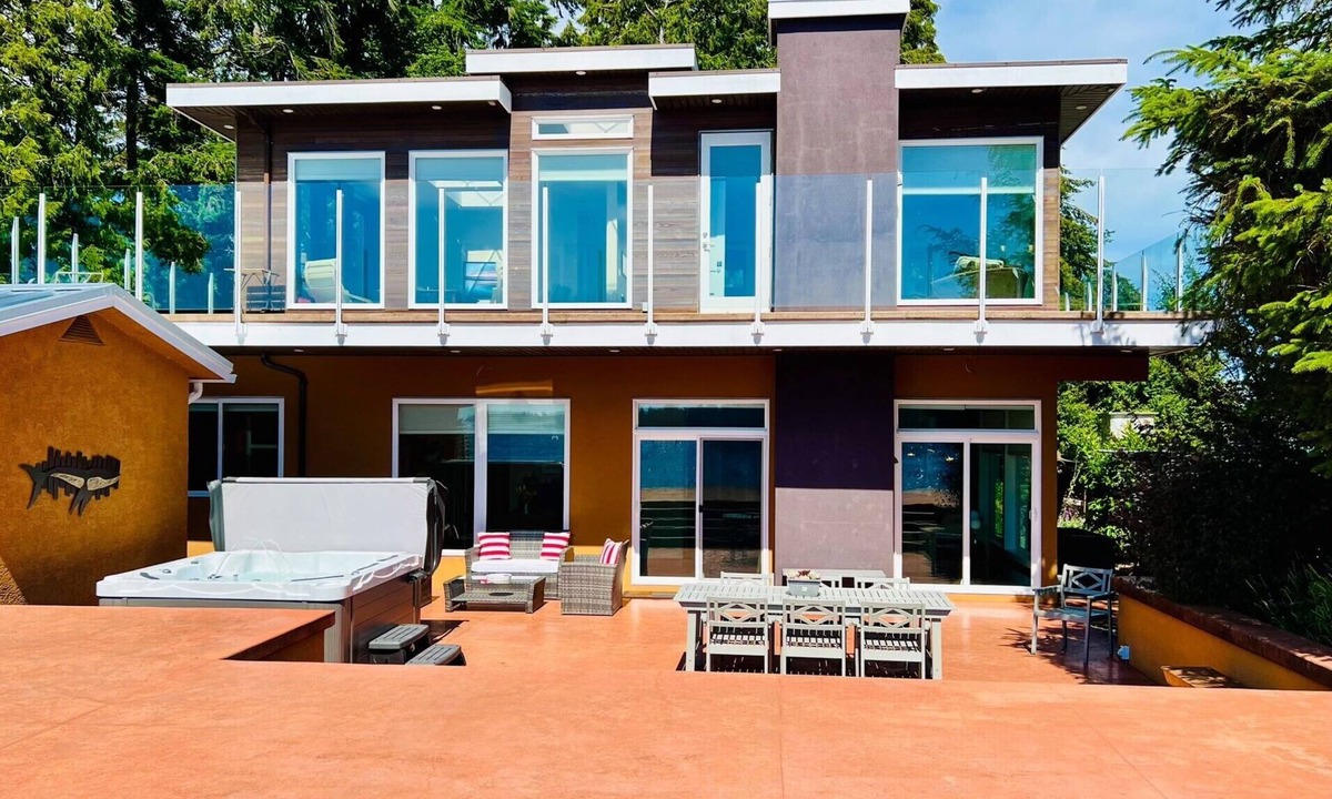 Sooke Villa | Luxurious Beachfront Villa with private hot tub, huge deck, family/pet-friendly!