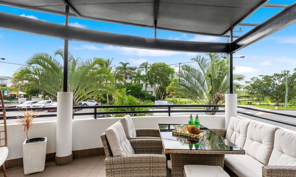 Currumbin House | Luxurious Beachside Oasis with Ocean Views and a swimming pool, Wifi and linen included