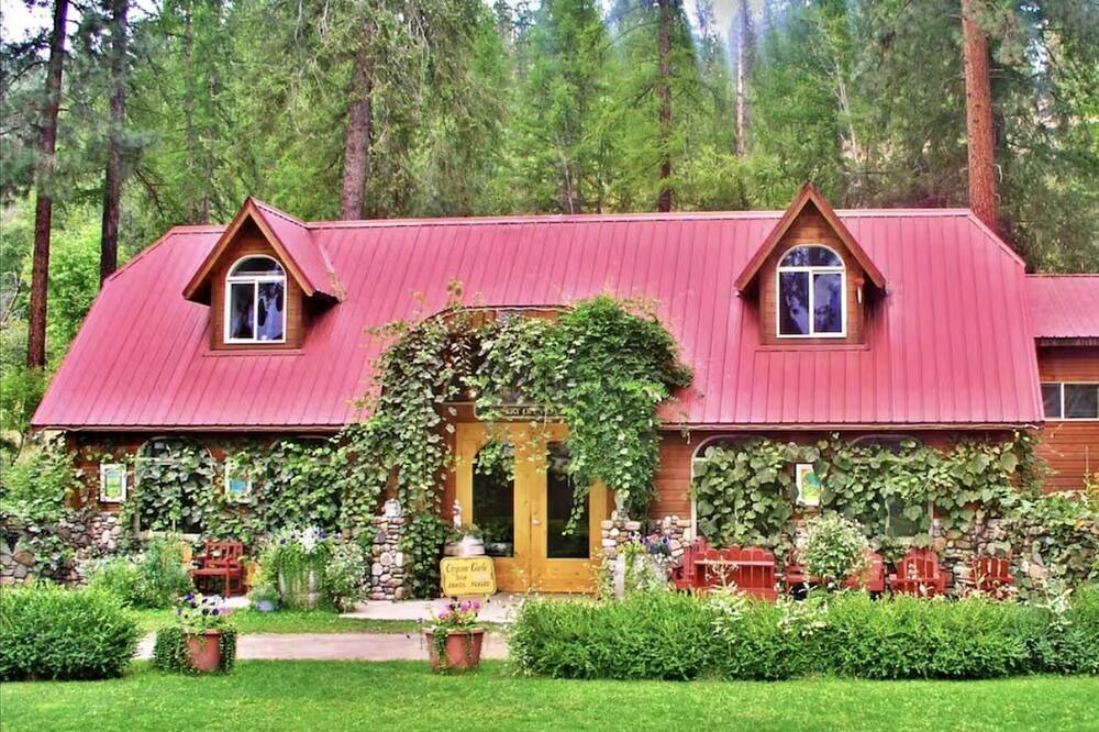 Kettle Falls Cabin | Luxurious Bed and Breakfast Suite for One or Two Couples near Kettle Falls, Washington