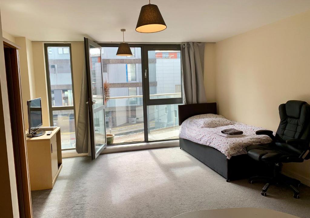 Convention Quarter Apartment | Luxurious Birmingham private apartment for 3 people, Mailbox balcony views