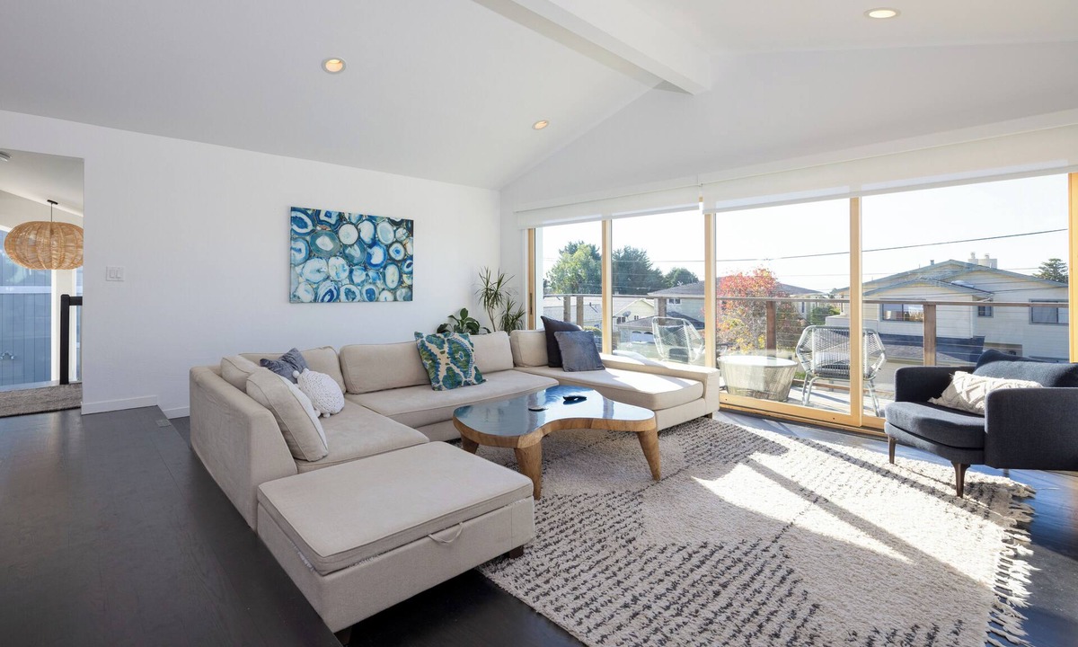 El Granada House | Luxurious but Cozy 4 Bedroom Retreat Near Restaurants, Beaches, Trails, Maverick