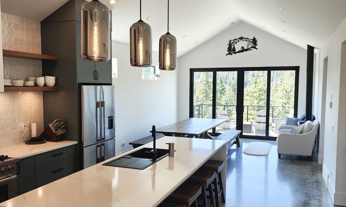Courtenay Ski Chalet | Luxurious Chalet with Hot tub, Sauna & Fireplace on Mt Washington