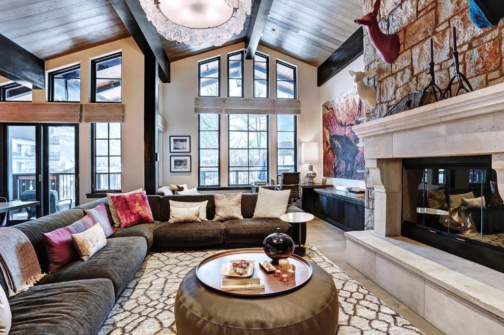 Vail House | Luxurious Chalet with Private Elevator