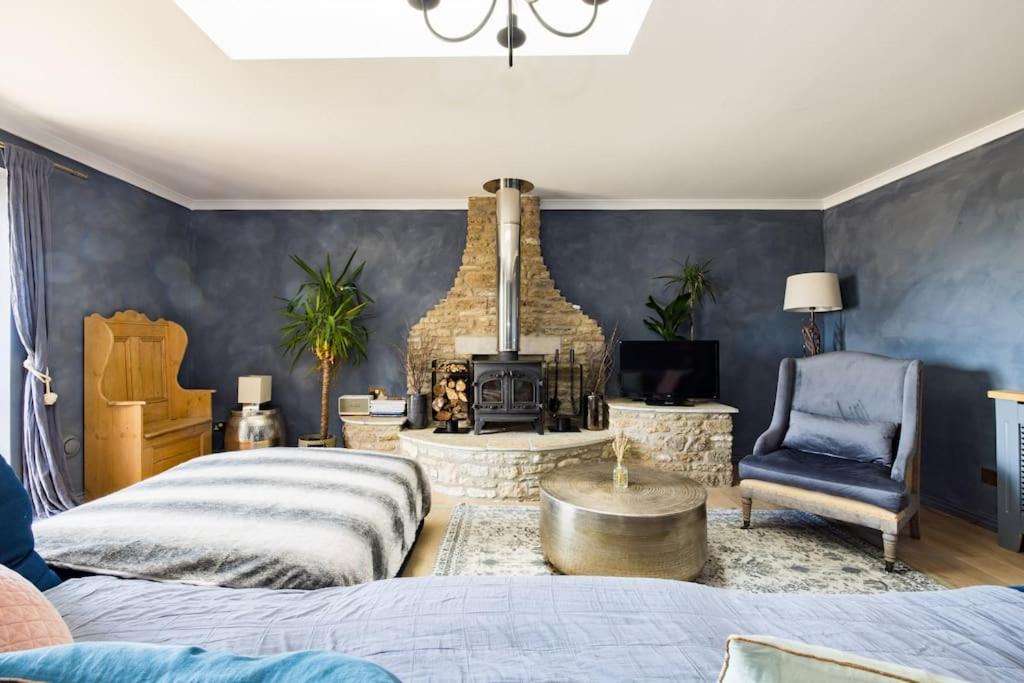 Frome Villa | Luxurious Complex: 2 barns together edge of Frome