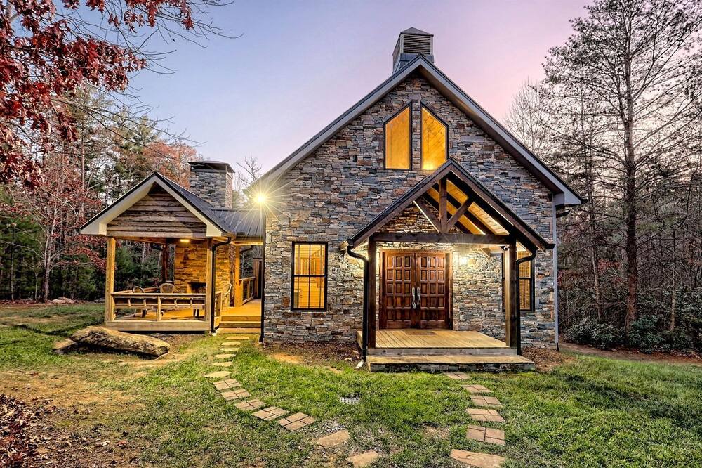 Clarkesville House | Luxurious Cottage Rental for an Amazing Family Getaway in Georgia