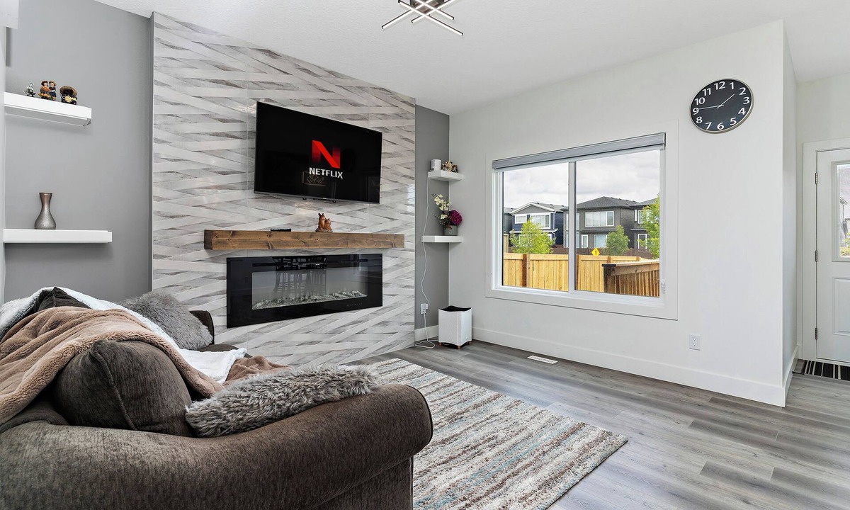 Southwest Edmonton House | Luxurious, Cozy, & Modern 4 bedroom Home—Airconditioned + Netflix + Free Parking