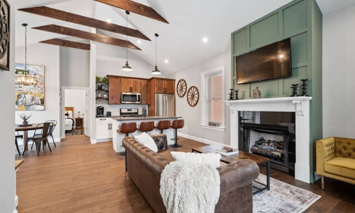 Manchester Apartment | Luxurious Design | Easy Access to Downtown Pittsburgh | Sleeps 4